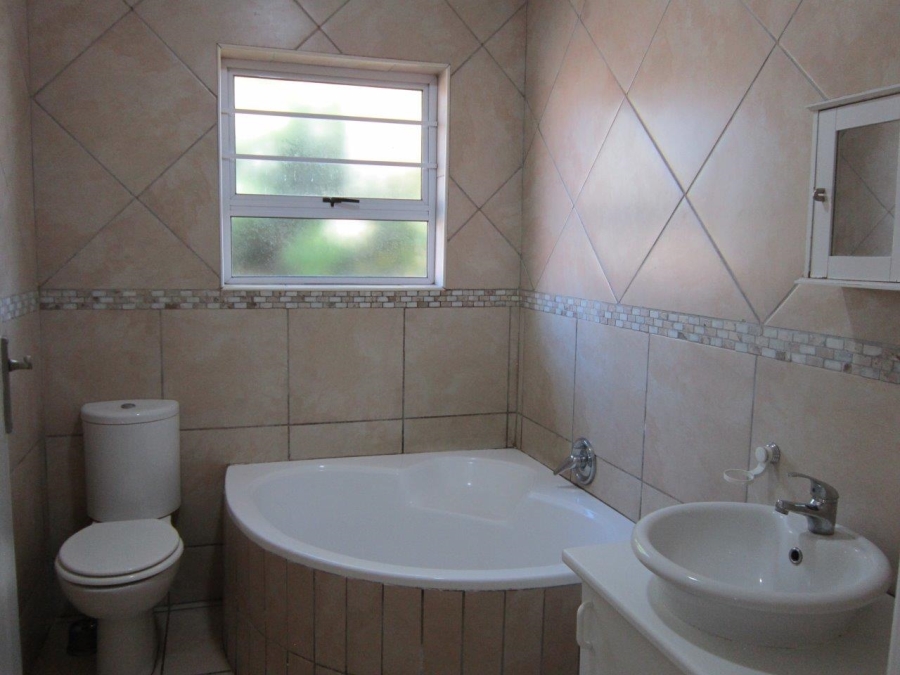 To Let 3 Bedroom Property for Rent in Beacon Bay Eastern Cape